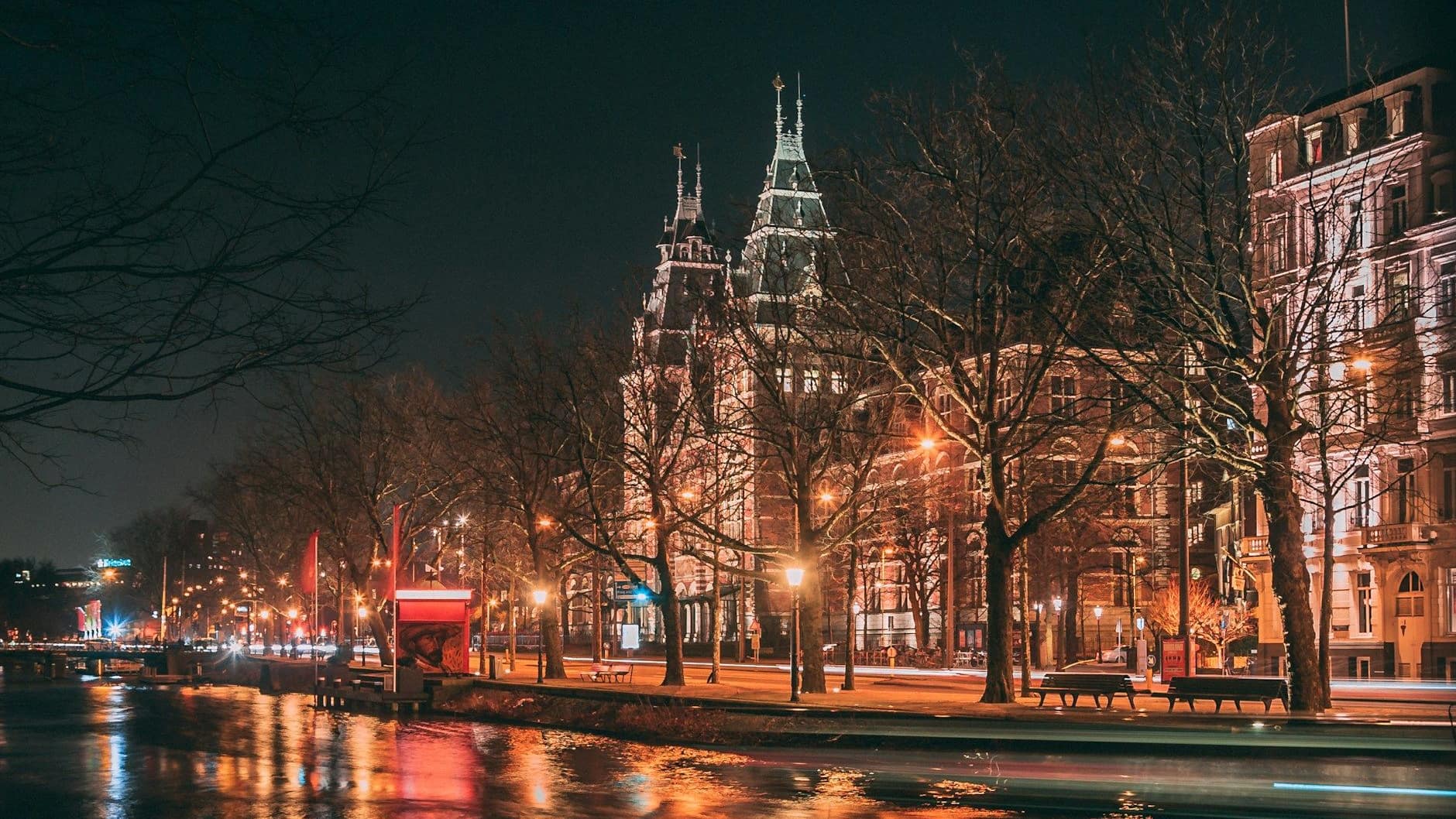 Amsterdamse gracht bij nacht met het Rijksmuseum