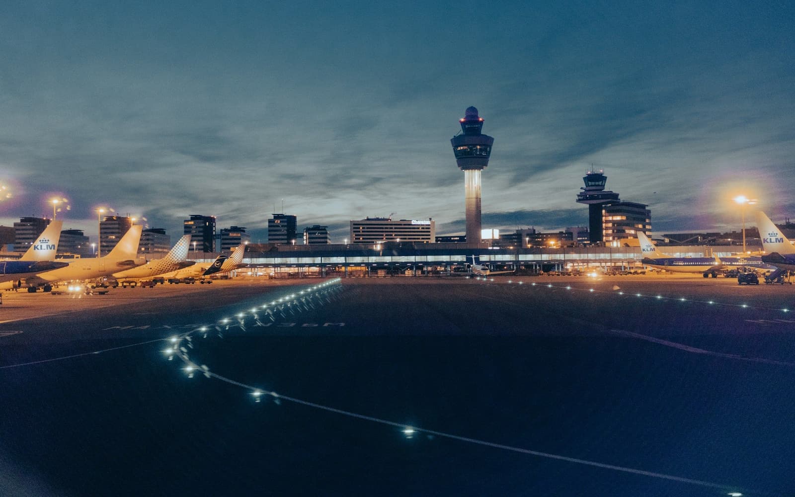Schiphol bij schemering met de verkeerstoren