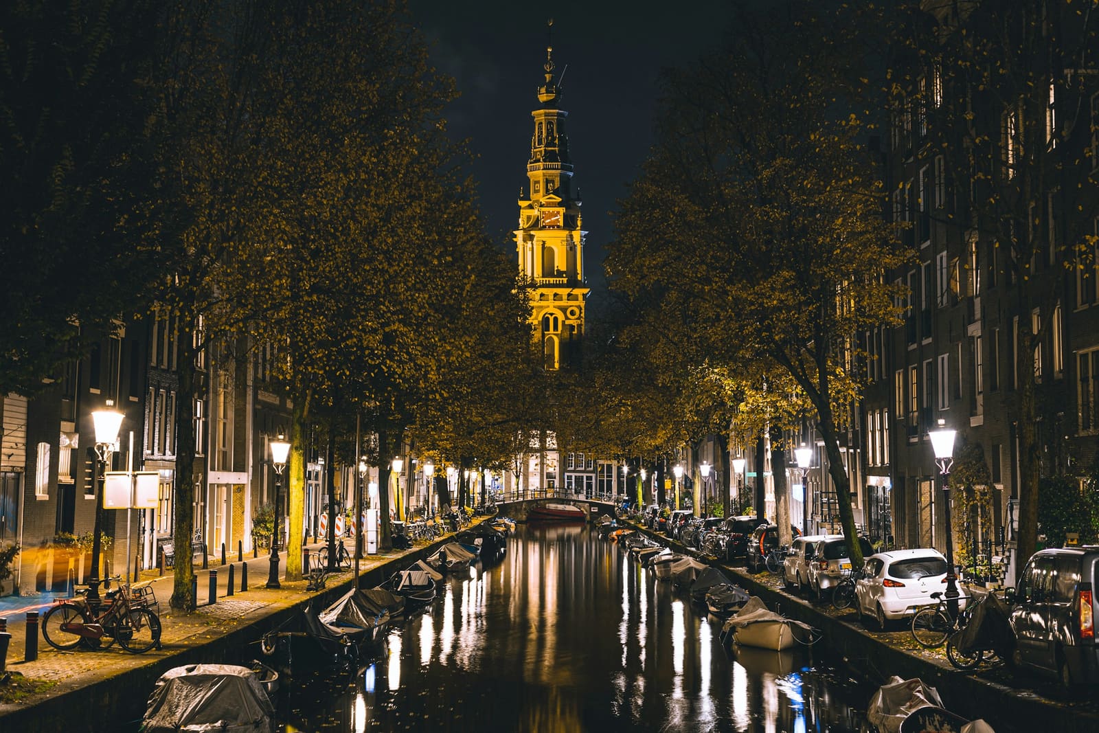 Amsterdamse gracht bij nacht met de verlichte Zuiderkerk