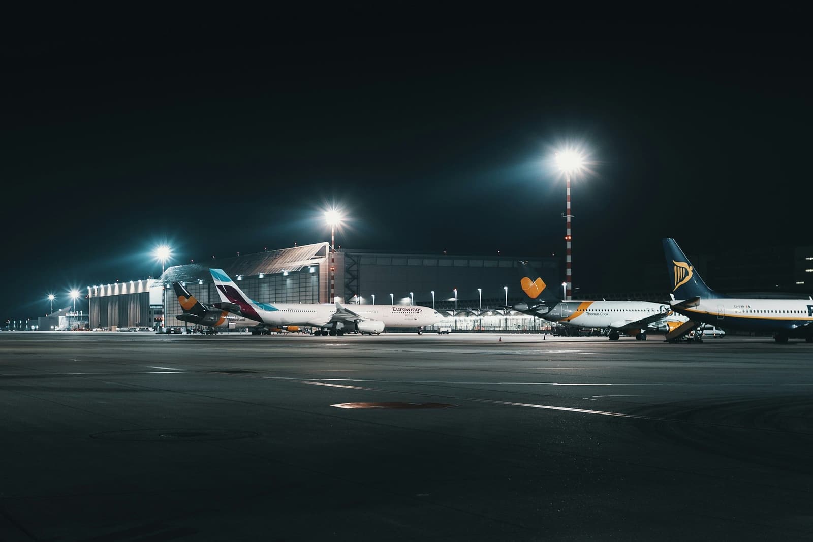 Platform van Düsseldorf Airport bij nacht