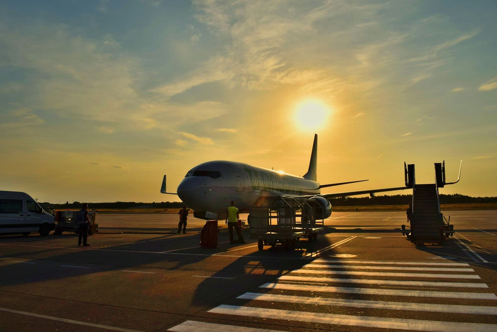 Vliegtuig op Eindhoven Airport bij zonsondergang