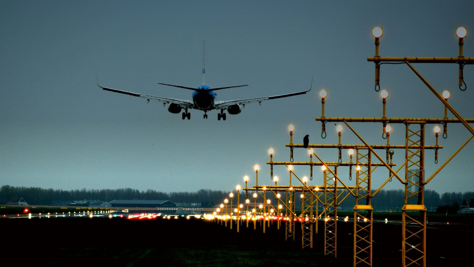 Vliegtuig in de landing boven de naderingsverlichting van Schiphol